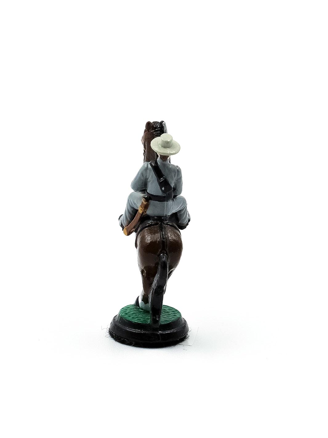Piece Cavalier portant un uniforme gris sur un cheval brun et blanc vue de derriere