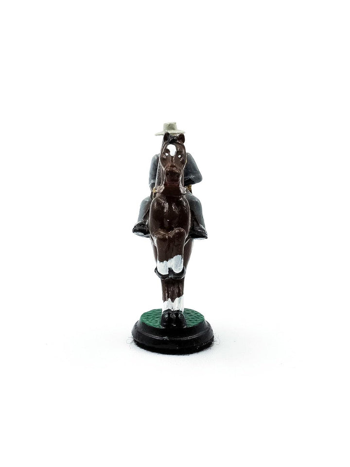 Piece Cavalier portant un uniforme gris sur un cheval brun et blanc vue de face