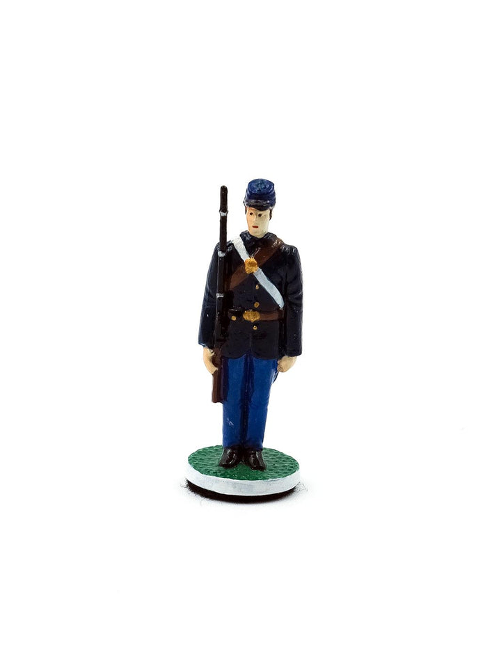 Piece Pion portant un uniforme noir et bleu avec un fusil dans la main vue de face