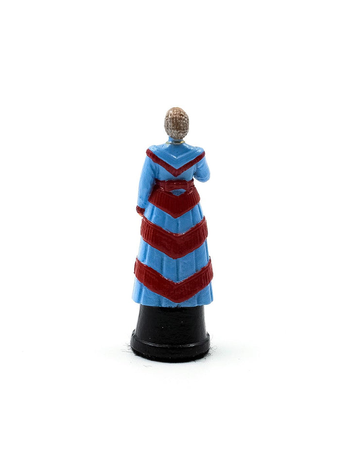 Piece Reine habillée d'une robe bleue et rouge vue de derriere