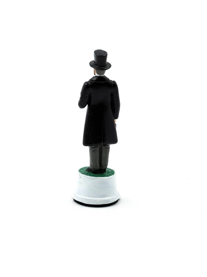 Piece Roi vêtu de noir avec un chapeau haut de forme vue de derriere