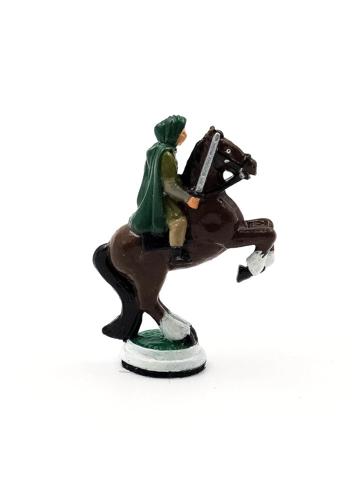 Piece Cavalier portant une tenue verte sur un cheval brun vue de cote