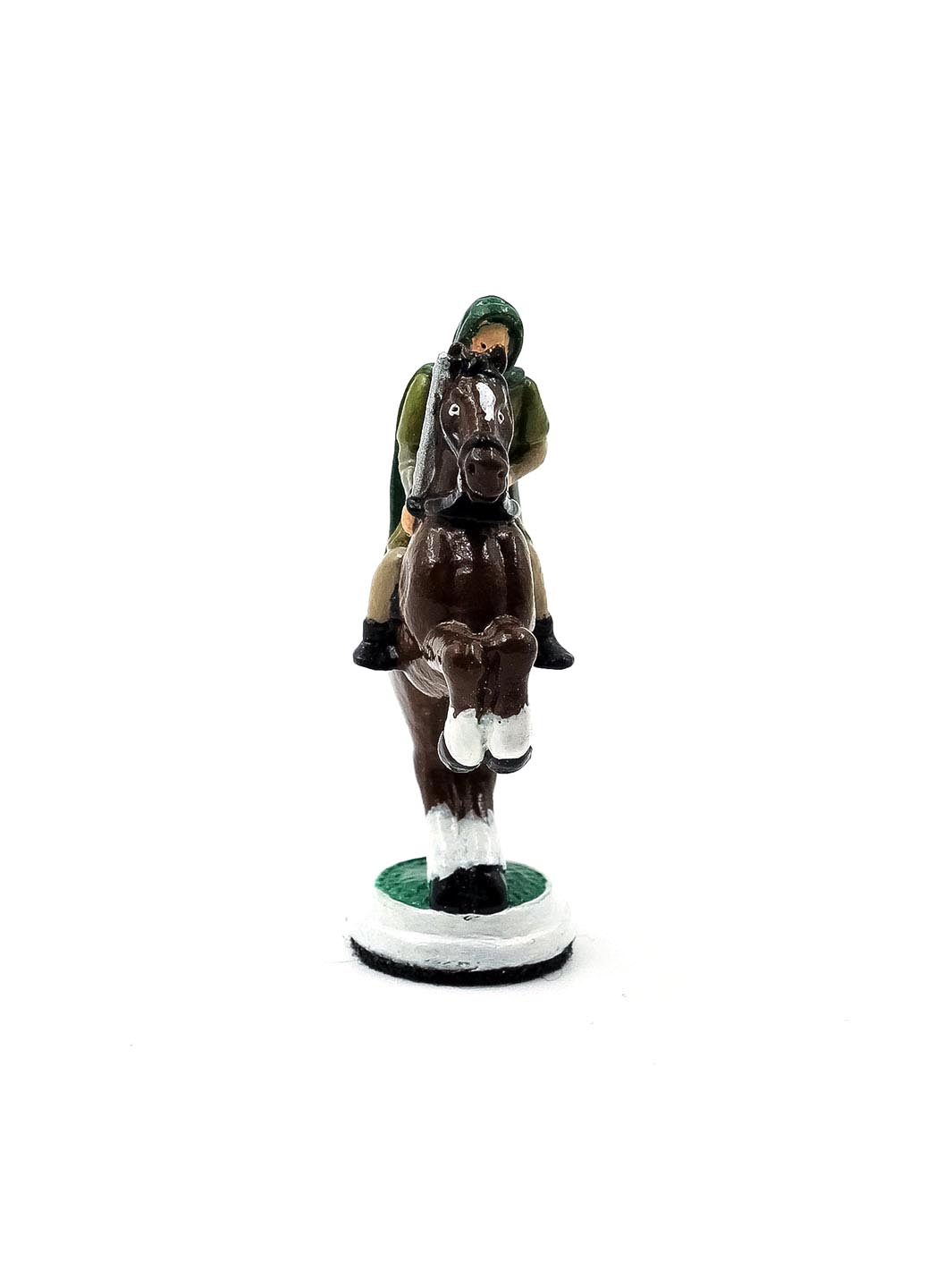 Piece Cavalier portant une tenue verte sur un cheval brun vue de face
