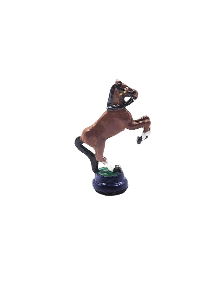 Cavalier cheval sur ses deux pattes arrieres avec base bleue