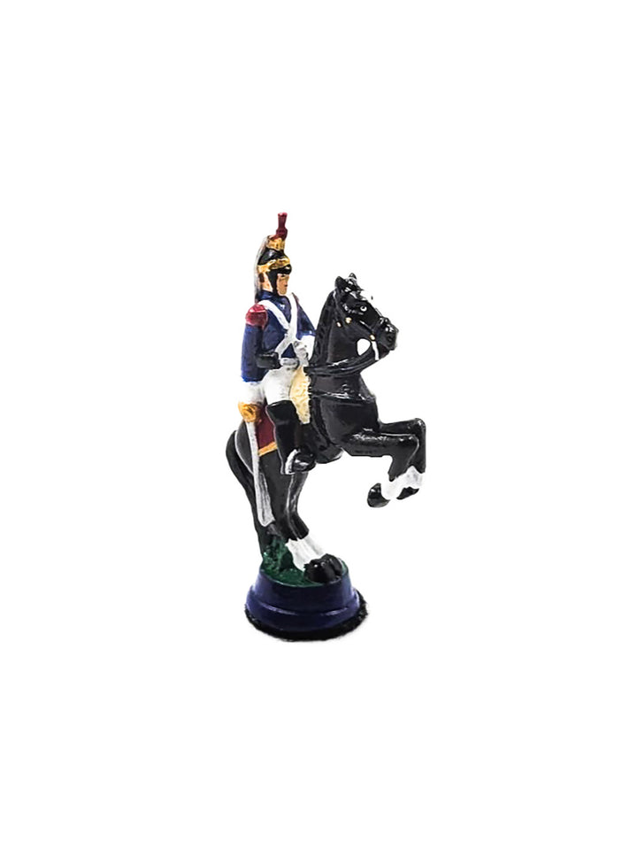 Cavalier de jeu d'échec bleu sur son cheval vue de cote