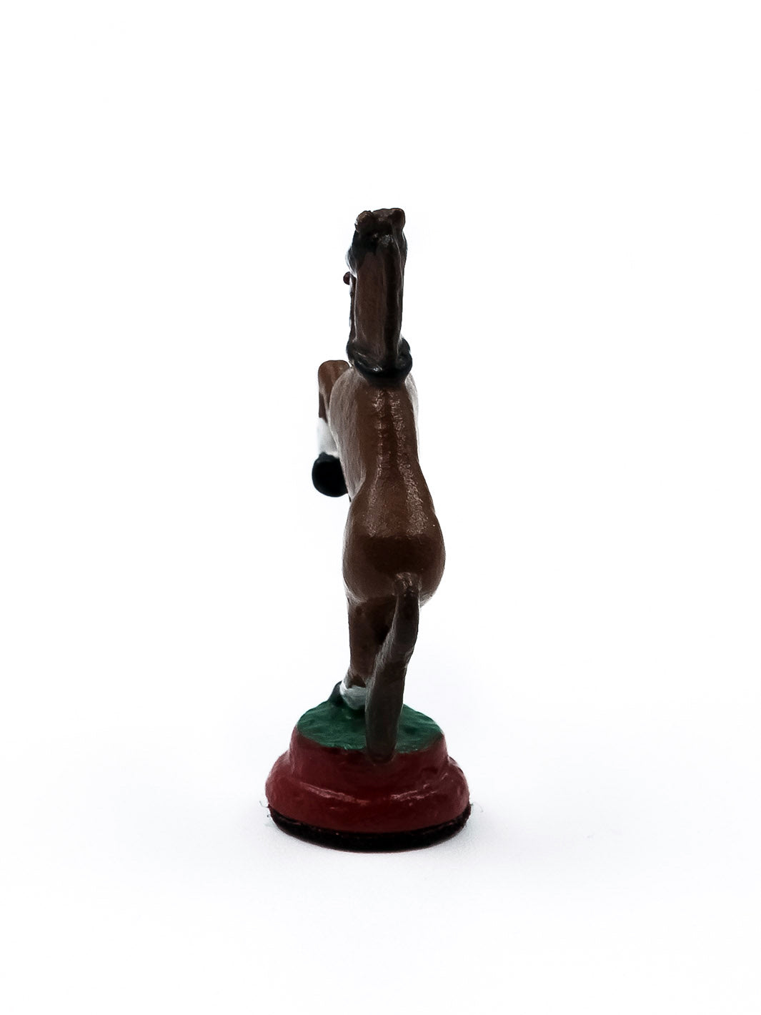 Cavalier cheval sur ses deux pattes arrieres avec base rouge vue de derriere