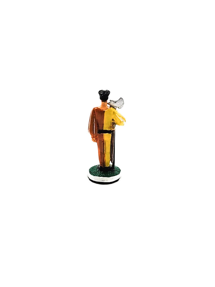 Piece de pion portant une hache et un habit jaune et orange vue de derriere
