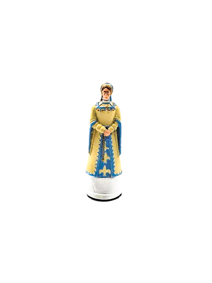 Piece de reine portant une robe blanche et bleue vue de devant