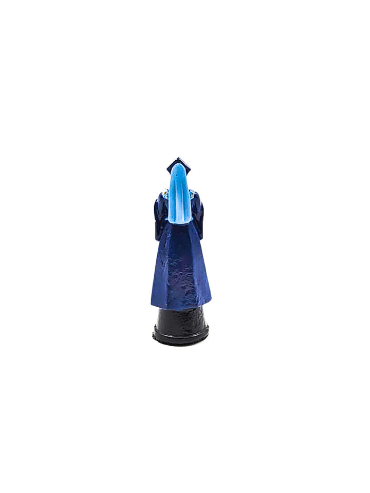 Piece de reine portant une robe bleue vue de derriere