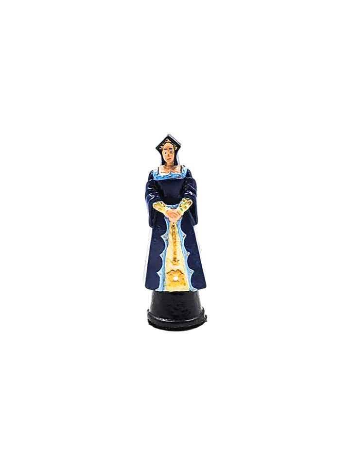 Piece de reine portant une robe bleue vue de devant