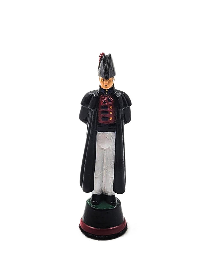 Piece roi de jeu d'échec portant un costume historique noir vue de devant