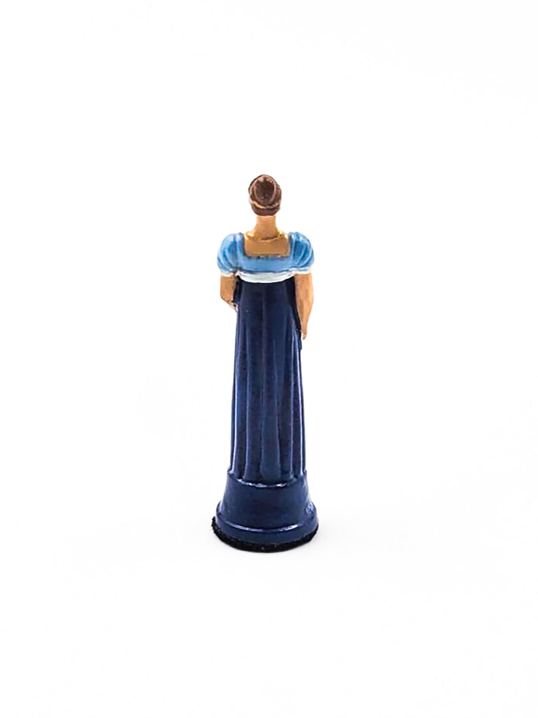 Piece Reine portant une robe bleue et blanche vue de derriere