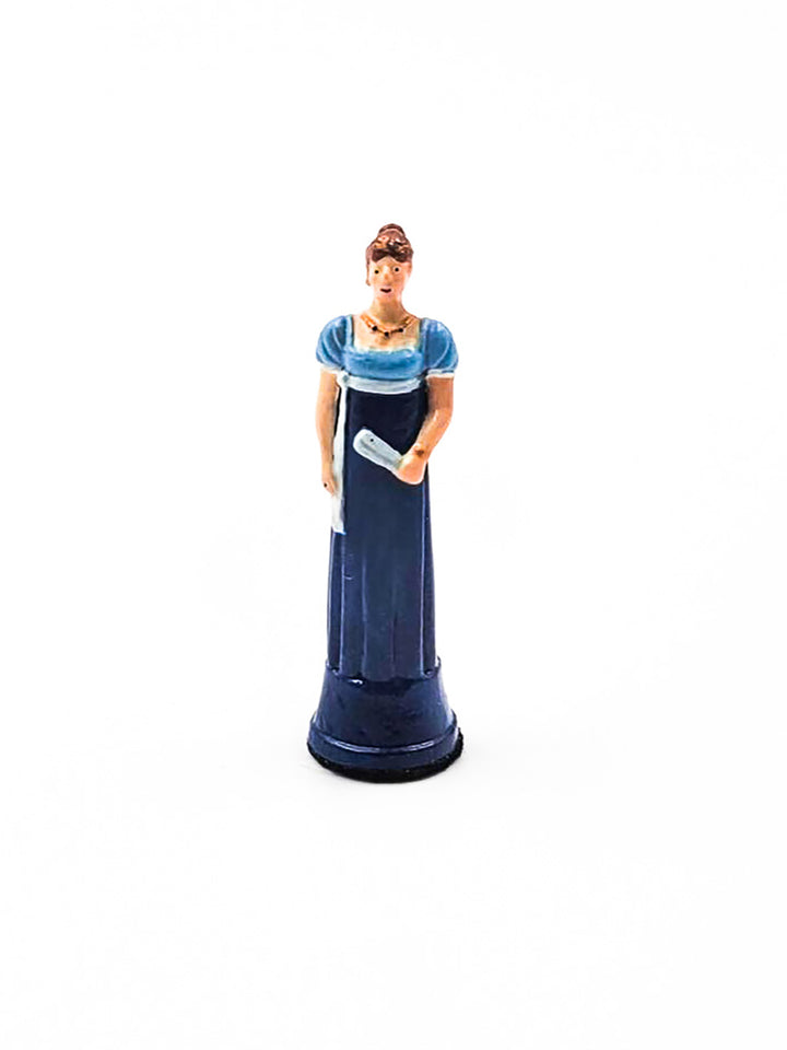 Piece Reine portant une robe bleue et blanche vue de devant