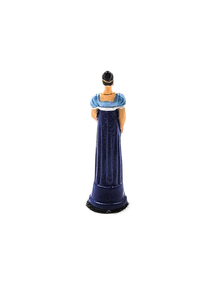 Reine de jeu d'échec avec robe historique bleue vue de derriere
