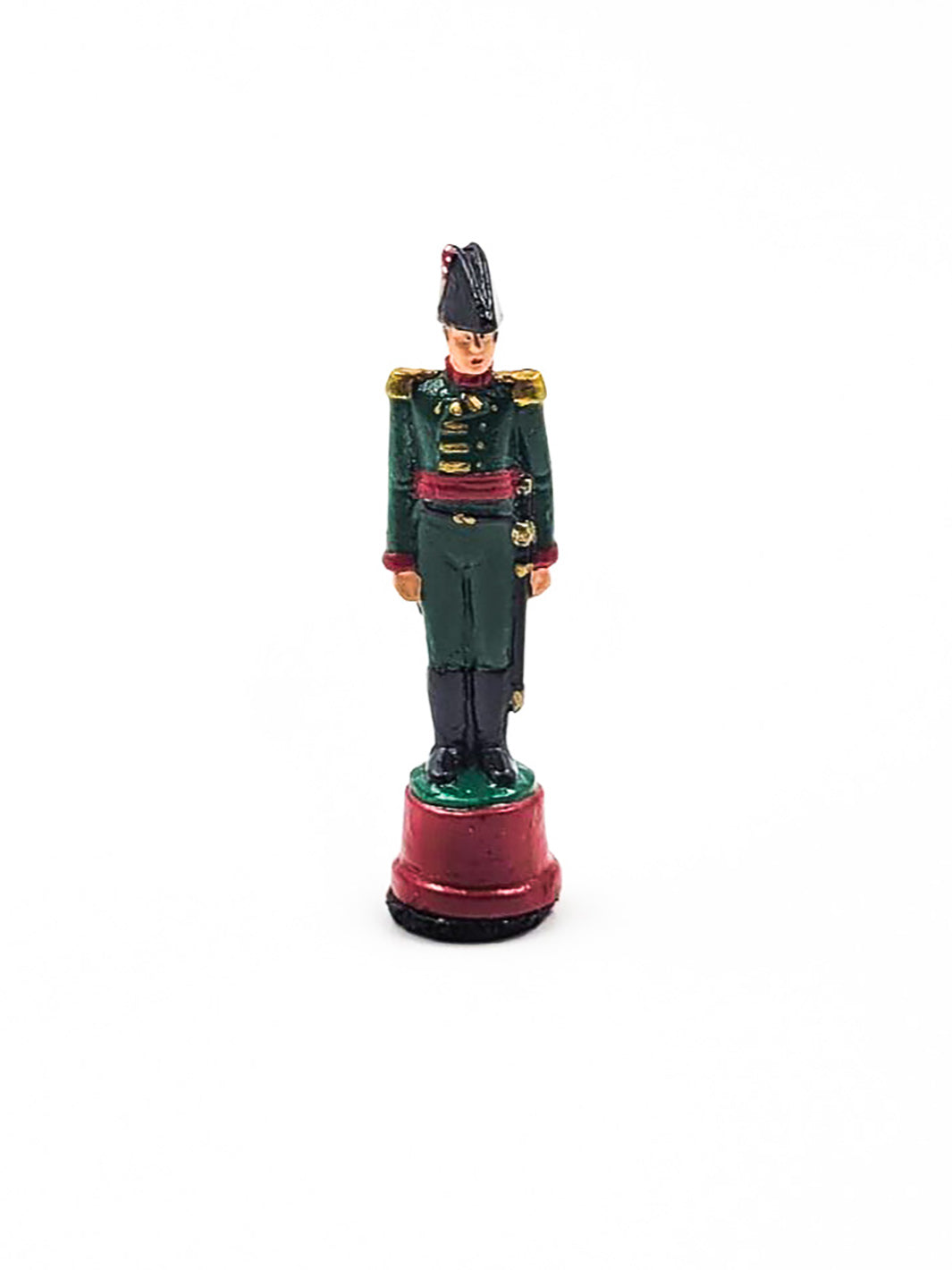 Piece Roi portant une tenue verte et rouge vue de devant