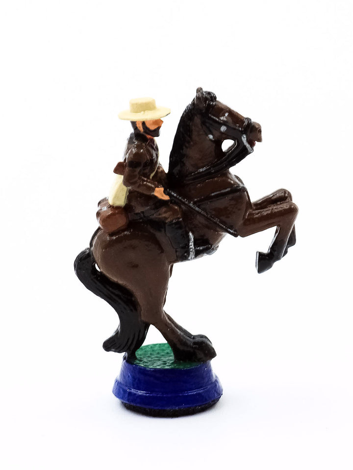 Pièce Cavalier 1 portant un uniforme et un chapeau sur son cheval brun sur ses pattes arrieres vue de cote