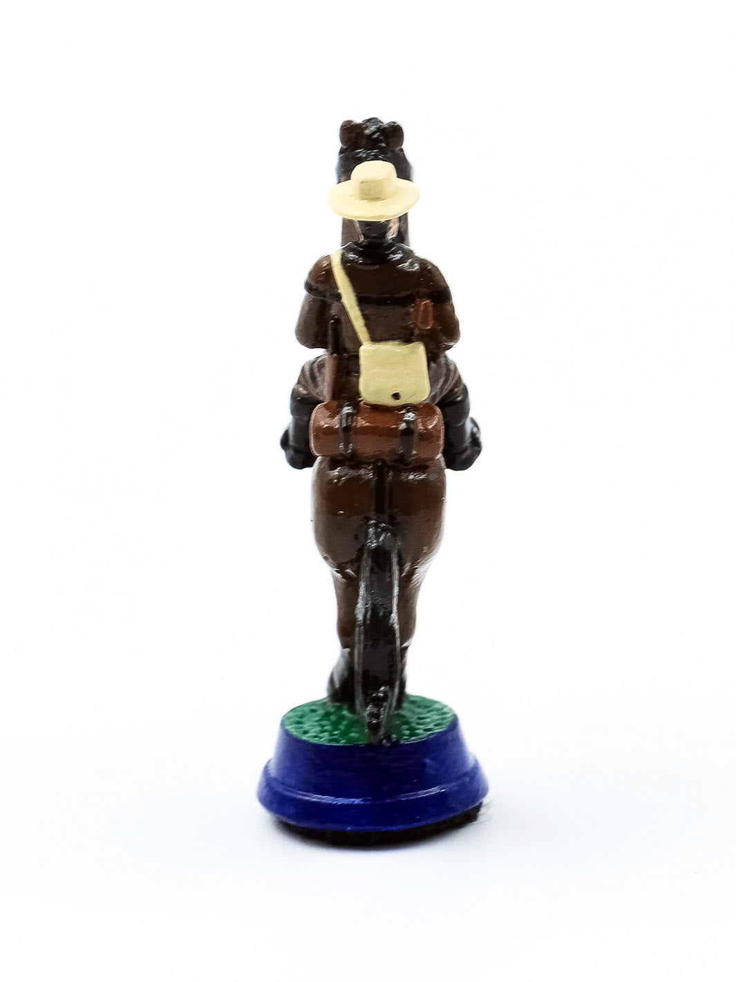 Pièce Cavalier 1 portant un uniforme et un chapeau sur son cheval brun sur ses pattes arrieres vue de derriere