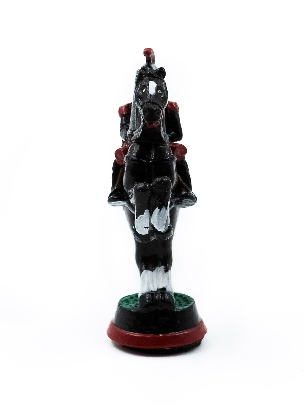 Pièce Cavalier 2 portant un uniforme noir et rouge sur son cheval debout sur ses pattes arrieres vue de face
