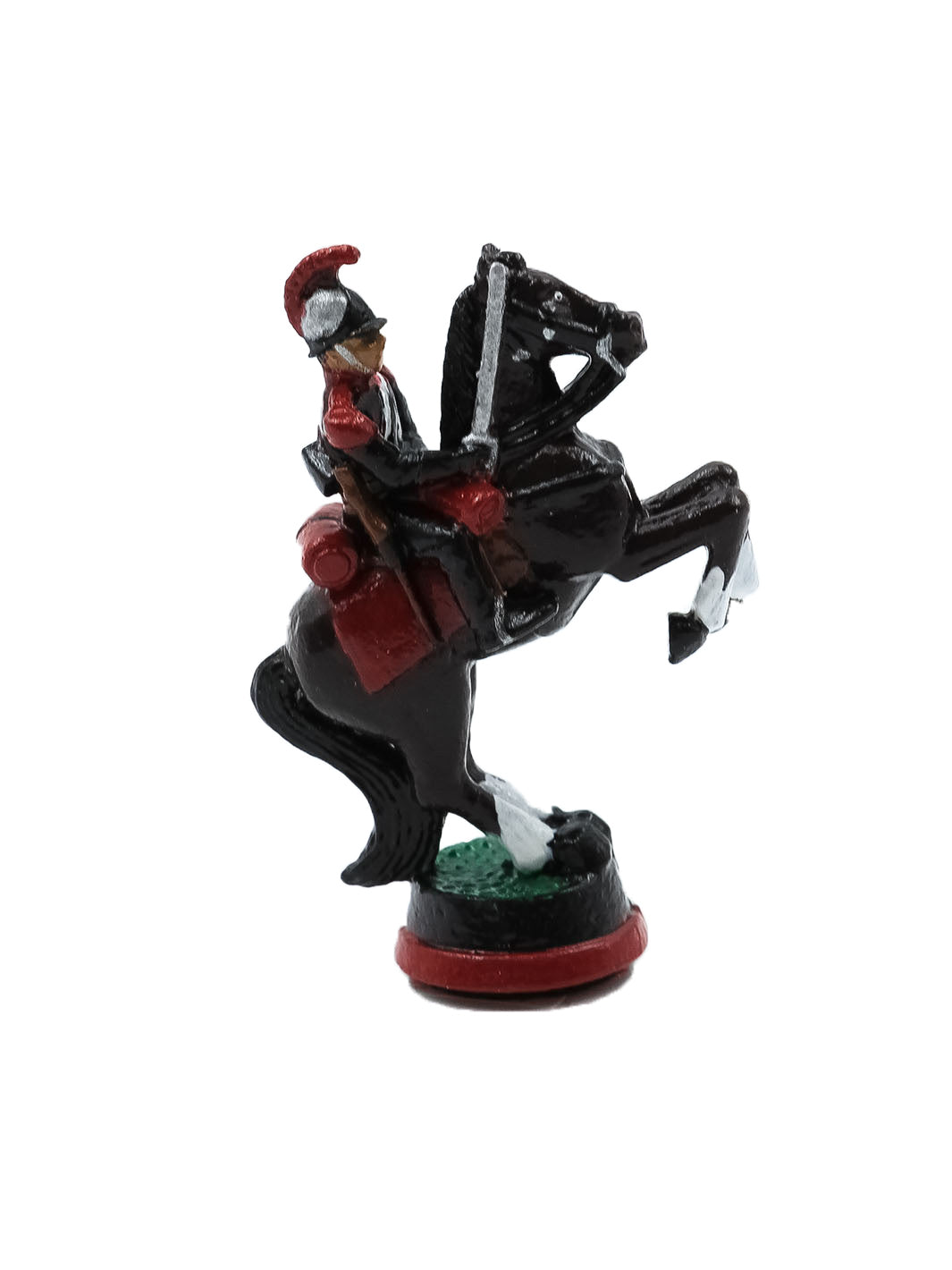 Pièce Cavalier 2 portant un uniforme noir et rouge sur son cheval debout sur ses pattes arrieres vue de cote