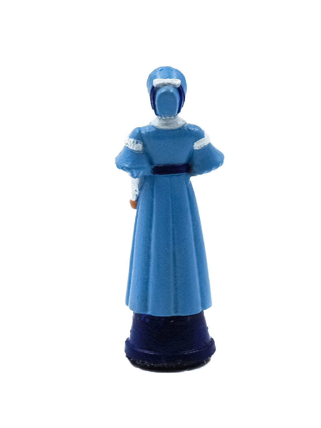Piece Reine portant une robe bleue avec un bras plié vue de derriere