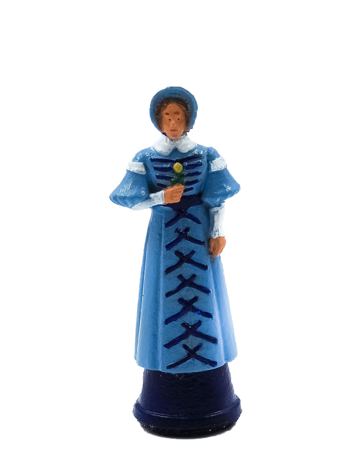 Piece Reine portant une robe bleue avec un bras plié vue de face