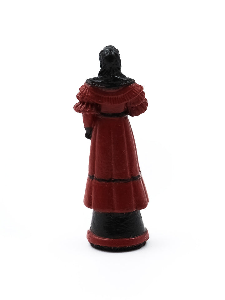Piece Reine 2 portant une robe rouge et noire vue de derriere