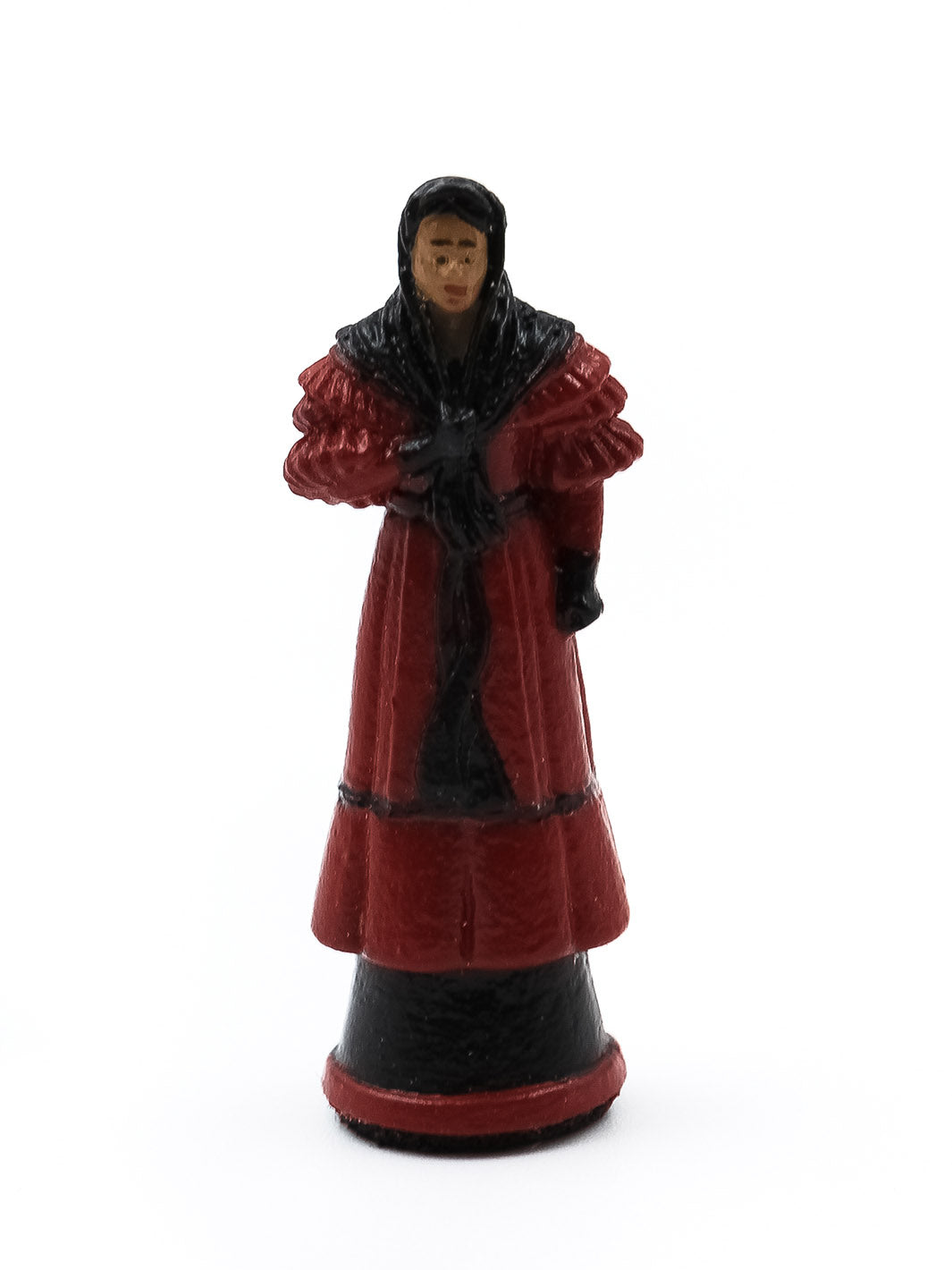 Piece Reine 2 portant une robe rouge et noire vue de face