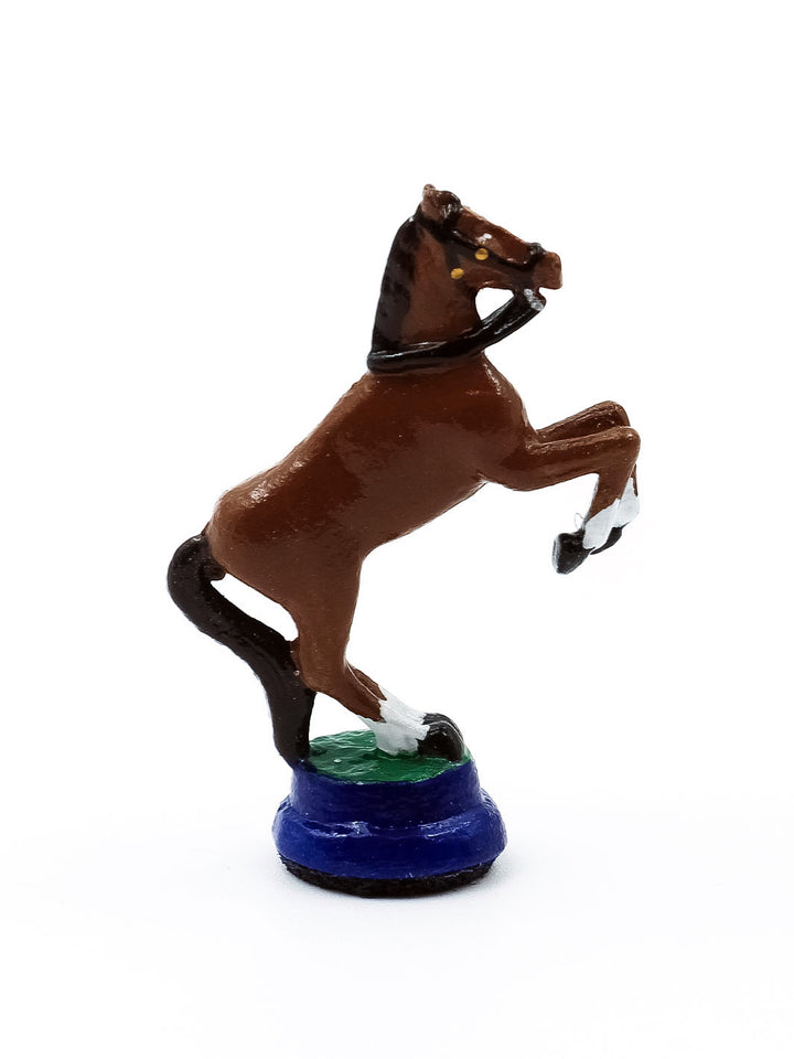 Piece Cavalier 1 en forme de cheval brun levé sur ses pattes arrieres vue de cote