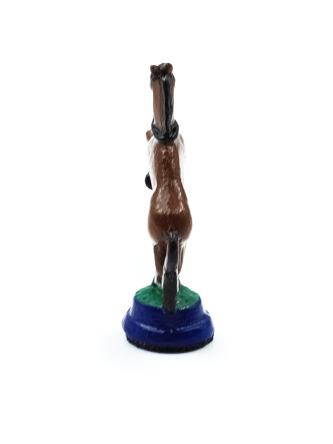 Piece Cavalier 1 en forme de cheval brun levé sur ses pattes arrieres vue de derriere