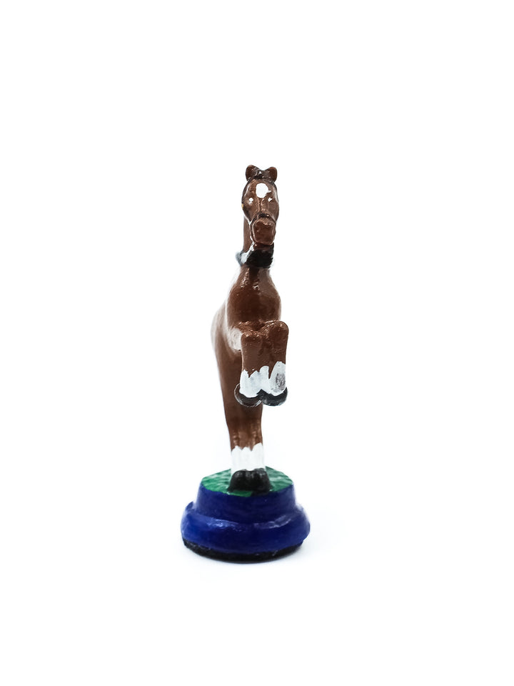 Piece Cavalier 1 en forme de cheval brun levé sur ses pattes arrieres vue de face