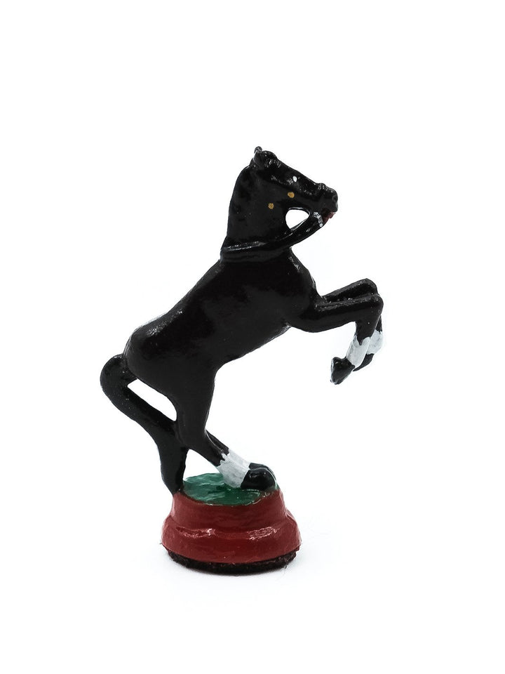 Piece Cavalier en forme de cheval sur ses pattes arrieres sur base rouge vue de cote
