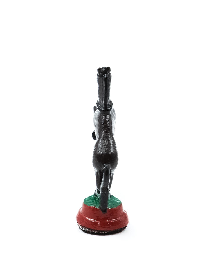 Piece Cavalier 2 en forme de cheval noir levé sur ses pattes arrieres vue de derriere