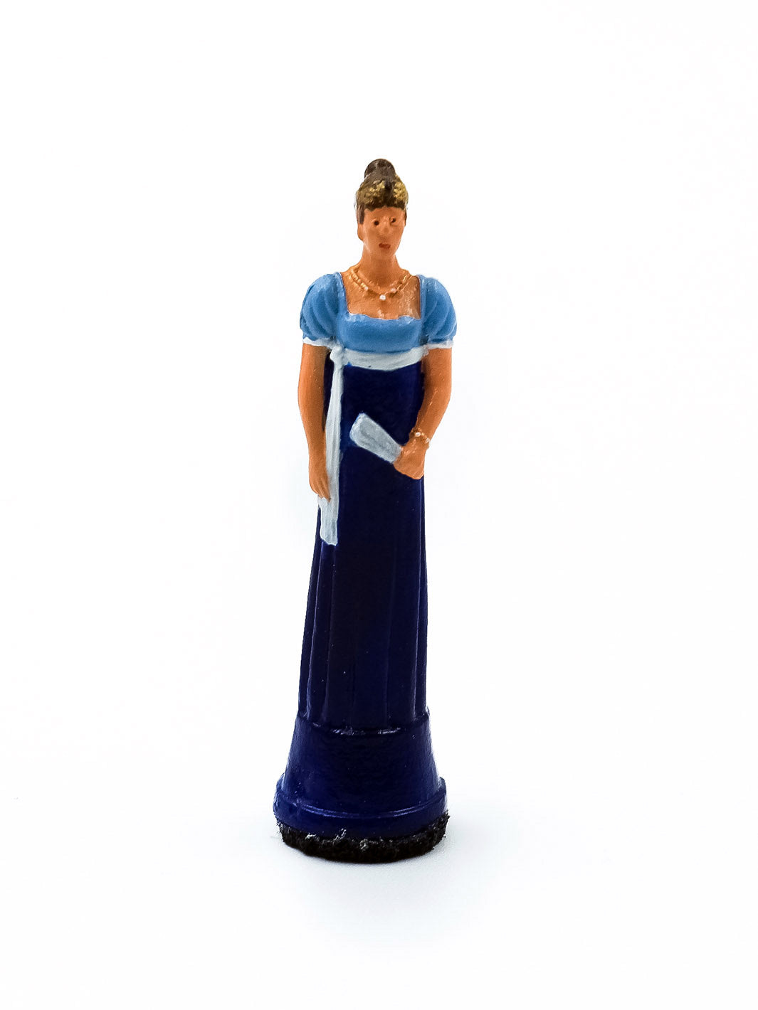 Piece Reine 1 portant une robe bleu et blanche vue de face