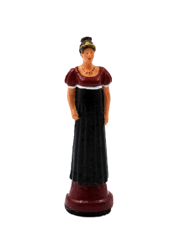 Piece Reine portant une robe noire,rouge et blanche vue de face