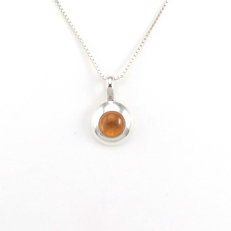 Collier avec un pendentif de grenat hessonite de forme circulaire