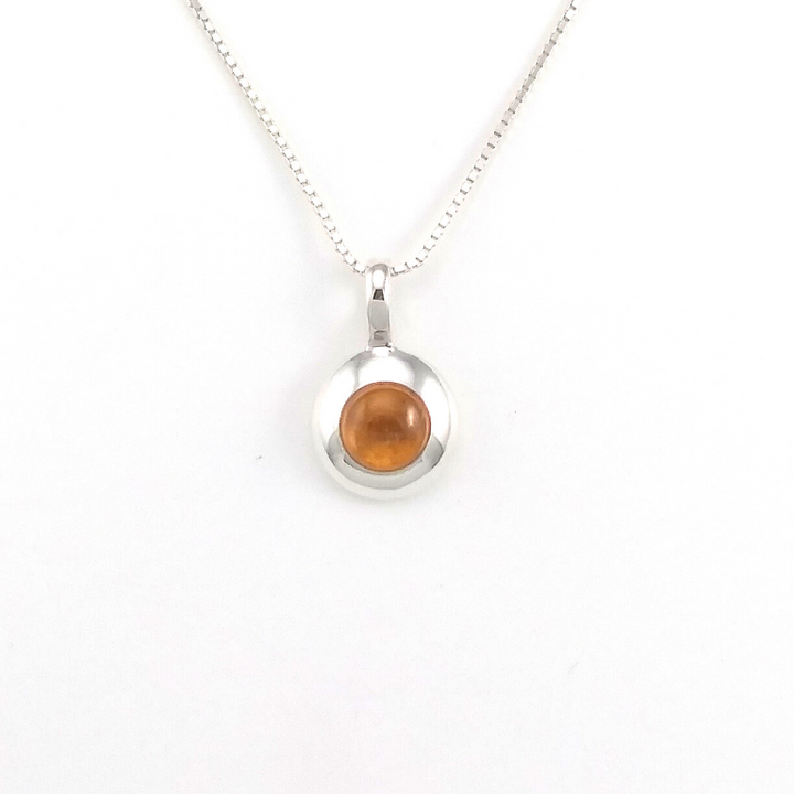 Collier avec un pendentif de grenat hessonite de forme circulaire
