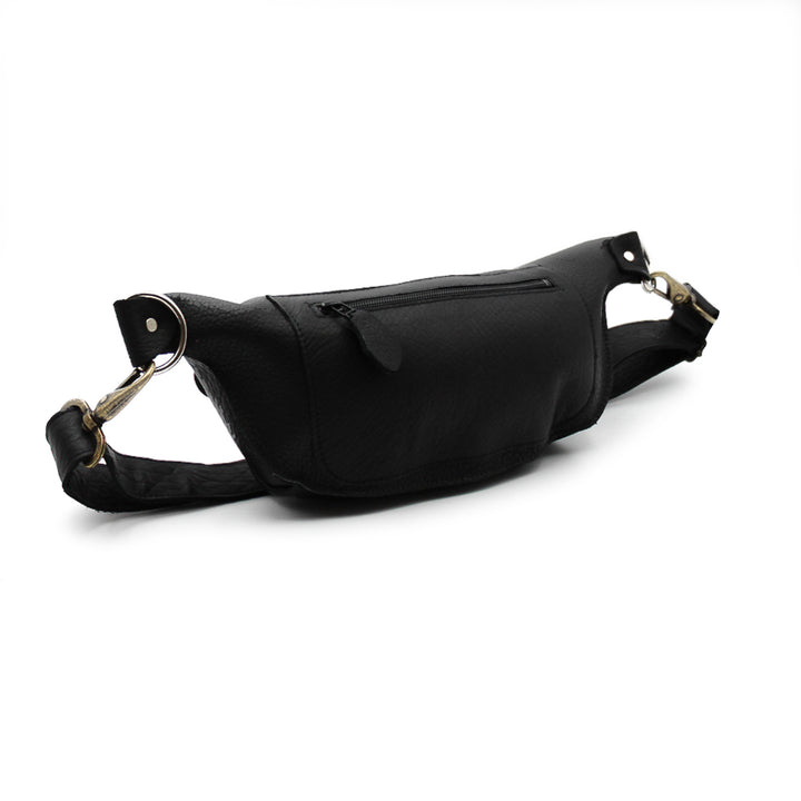 Sac banane noir avec bandoulière et fermeture à glissière sur le dessus sur fond blanc de 3/4