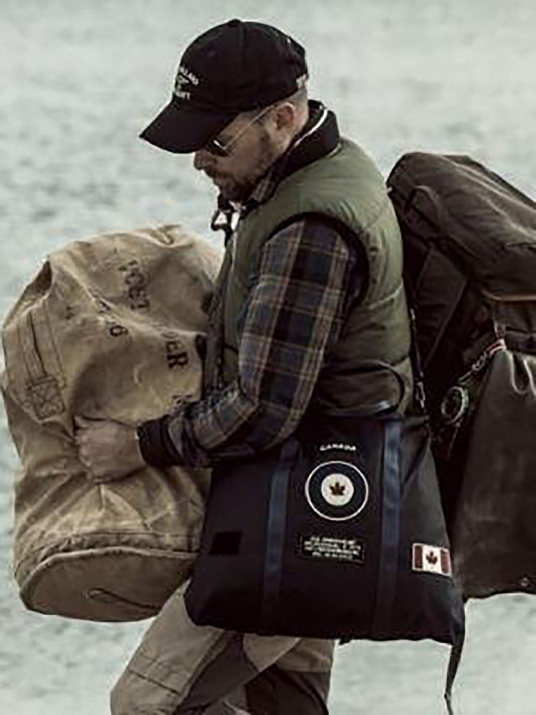 Homme portant un sac Helmet bag RCAF bleu marine