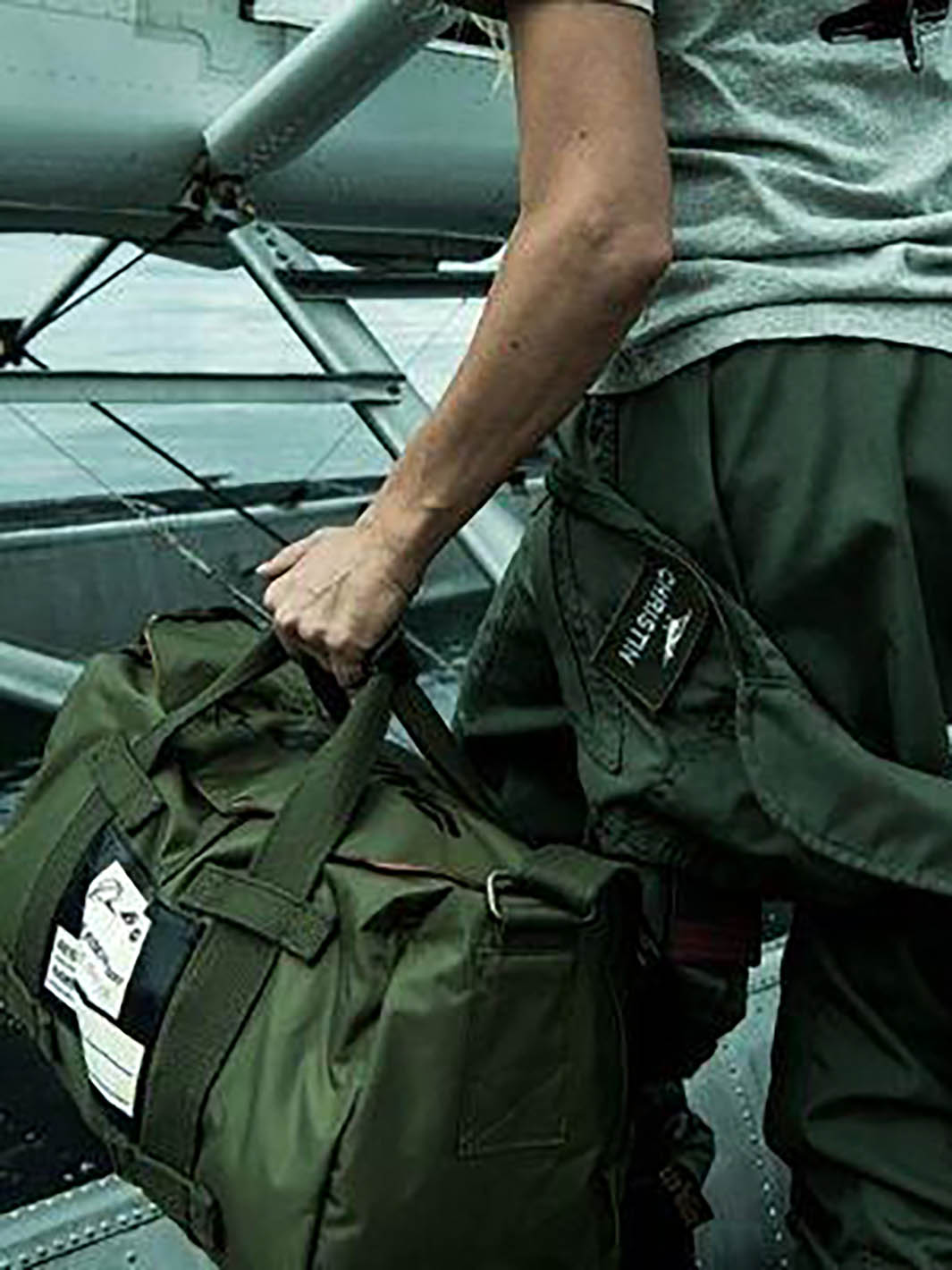 Homme portant un sac Stowbag Boeing Kaki dans sa main