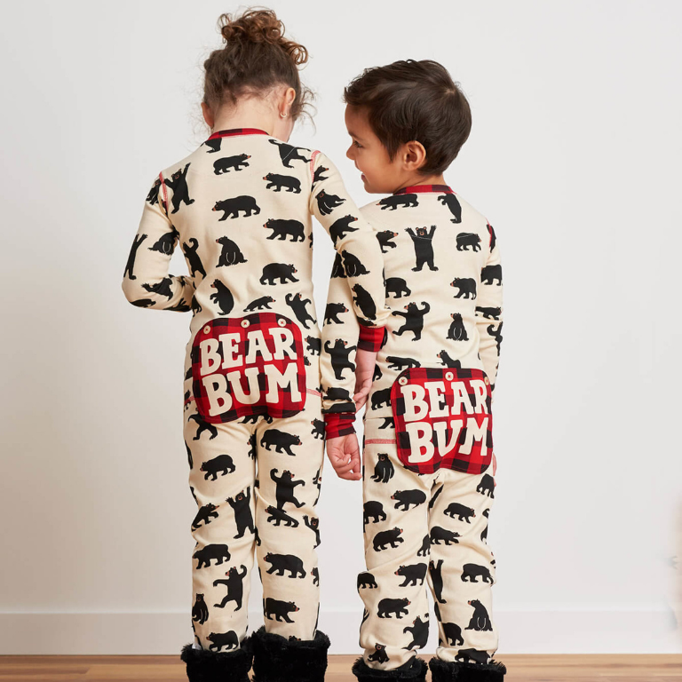 Enfants de dos portant la Combinaison blanche et motifs a carreaux rouge et noir avec motif d'ours noirs BEAR BUM