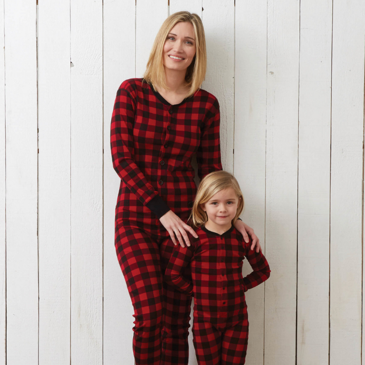 Mere et fille portant des combinaisons assorties tartan rouges et noires avec motif d'orignal blanc