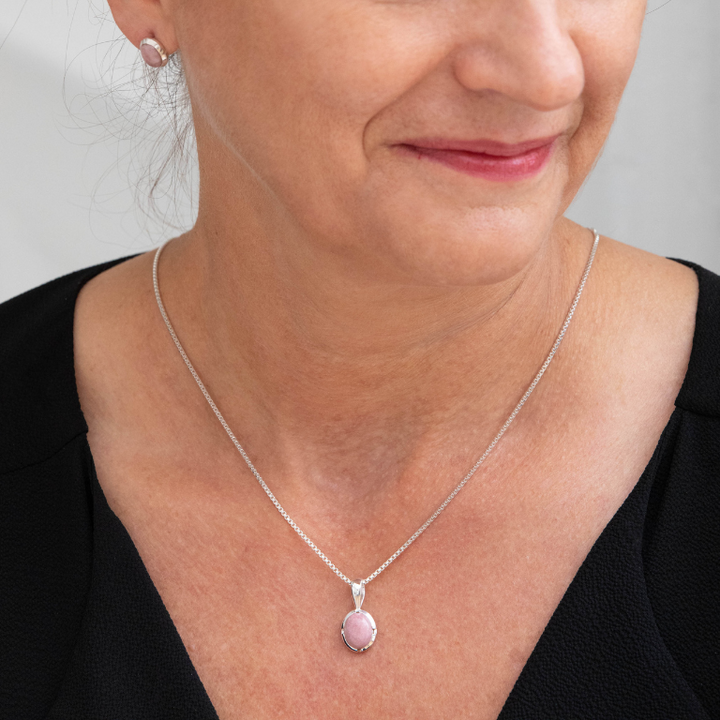 Cou de femme portant un collier avec une pierre de rosaline