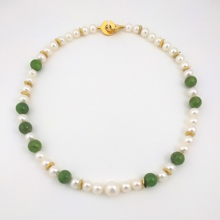 Collier de pierres québécoises vertes avec perles