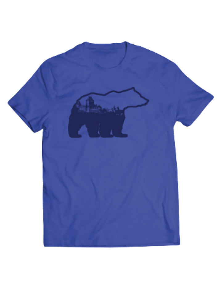 Tshirt bleu avec un motif bleu foncé d'un ours avec la ville de Québec a l'interieur étalé sur un fond blanc