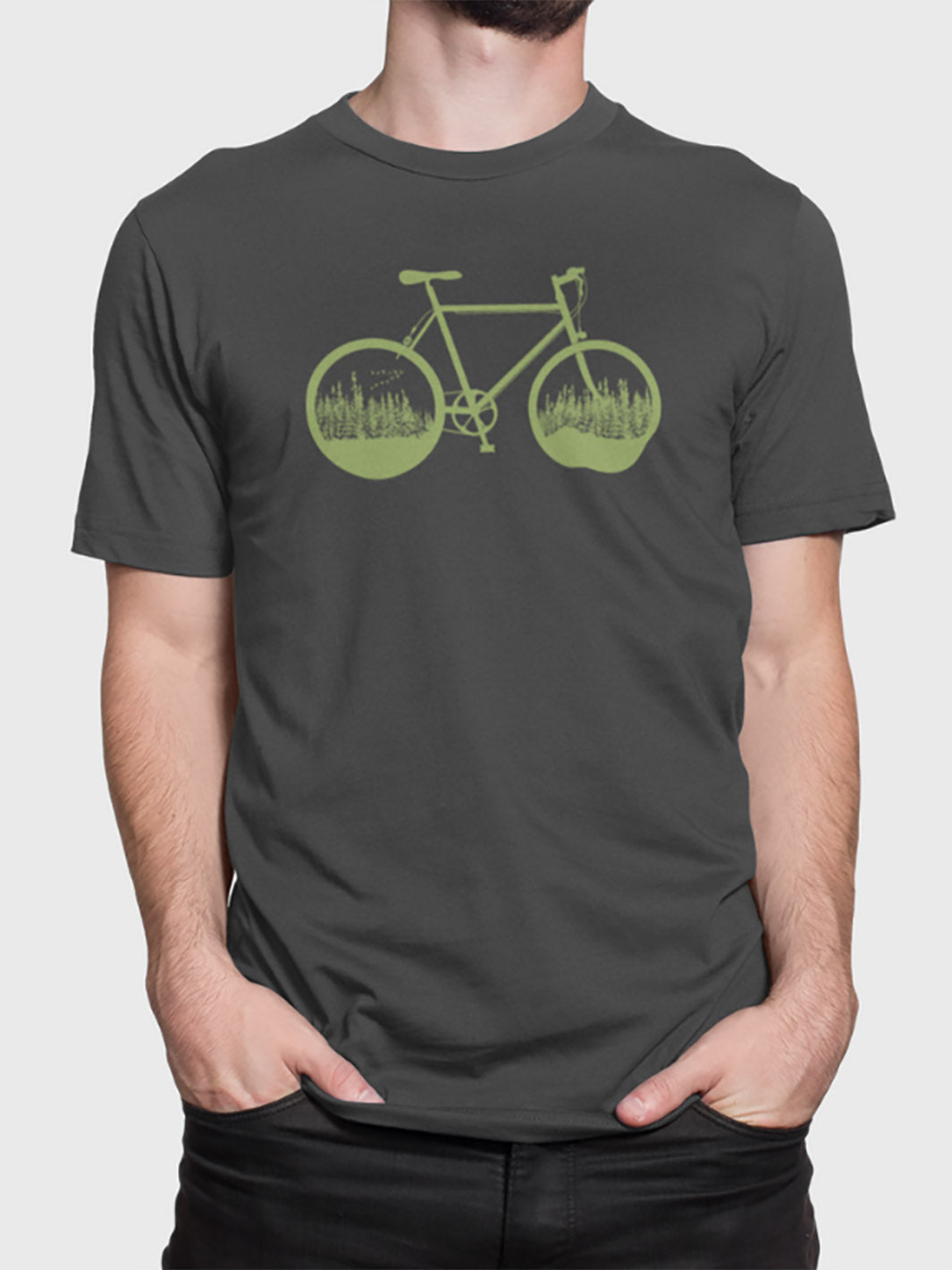 Mannequin portant un tshirt gris avec un motif vert d'une bicyclette avec la foret dans les 2 roues