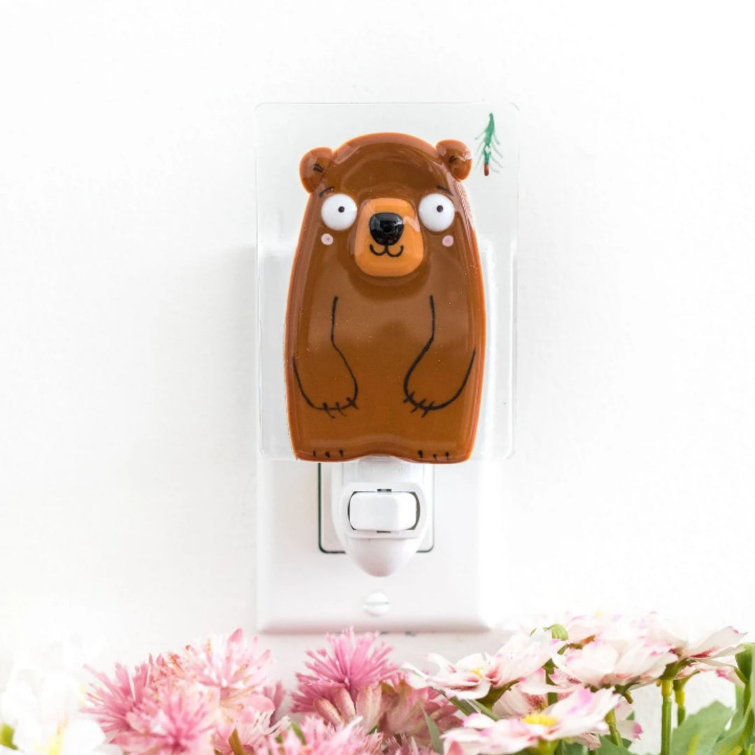 Veilleuse Veille sur toi en verre en forme d'ours brun dans une prise électrique