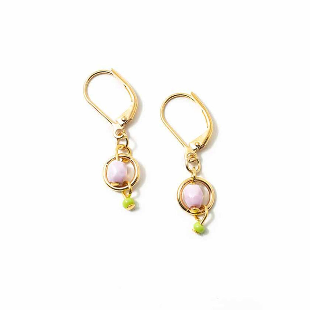 Boucles d'oreilles Anne-Marie Chagnon Baeli dorées avec pierres roses et vertes au bout