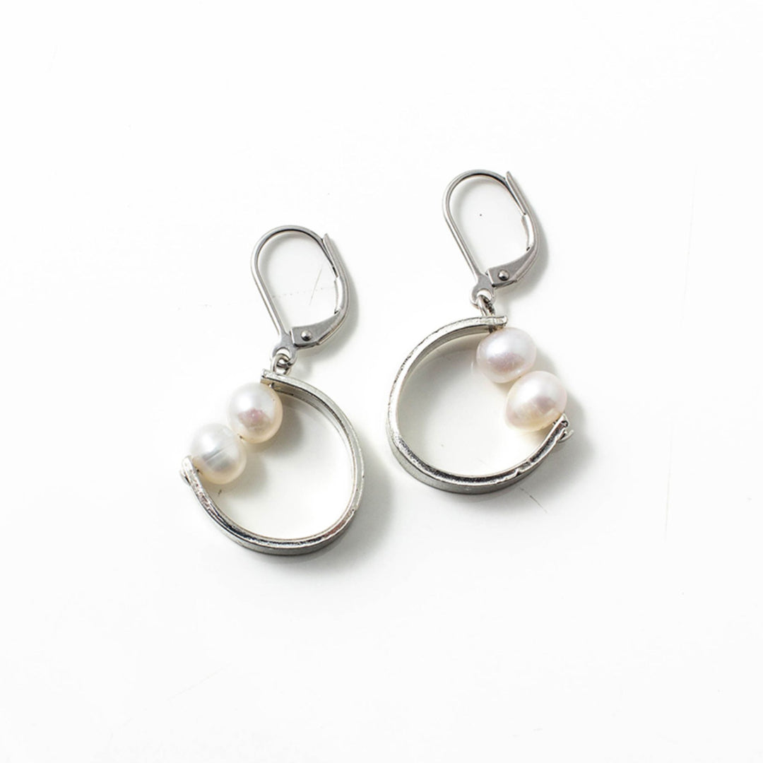 Boucles d'oreilles Anne-Marie Chagnon en demie-lune argentées et perles