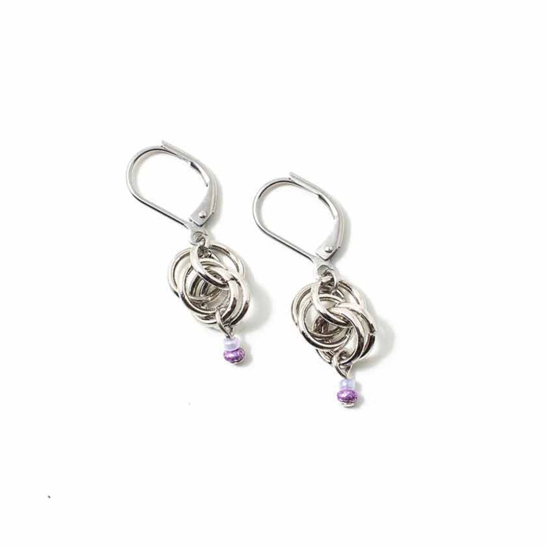 Boucles d'oreilles Anne-Marie Chagnon Bime argentées avec forme circulaire et pierre violette au bout