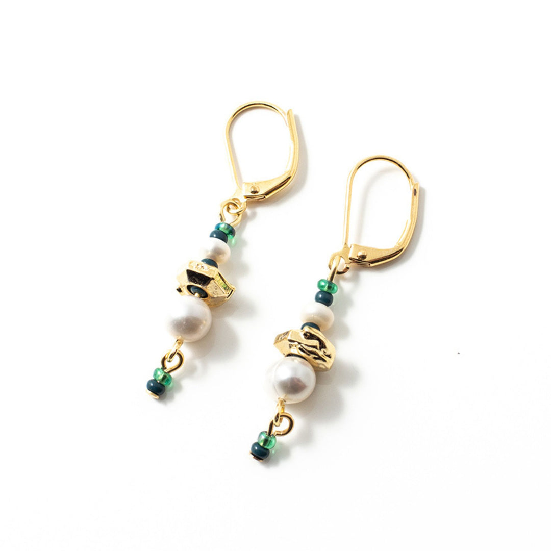 Boucles d'oreilles Anne-Marie Chagnon Dapi dorées avec pierres vertes et des perles